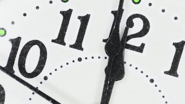 l'horloge sonnera bient&ocirc;t les douze coups de minuit