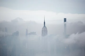 Foto op Plexiglas New Yorkse wolkenkrabbers in de mist © Gianfranco Bella