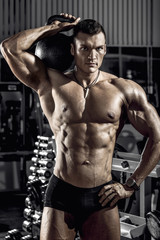 Obraz na płótnie Canvas guy bodybuilder with weight