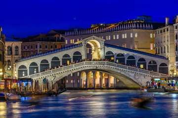 Rialtobrücke und Canal Grande in Venedig, Italien. Nachtansicht des Canal Grande in Venedig. Architektur und Wahrzeichen von Venedig. Postkarte von Venedig