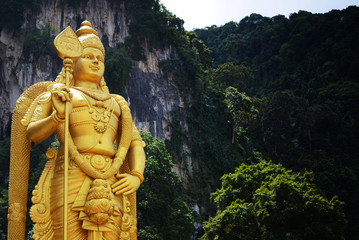 golden buddha statue in batu cave malaysia