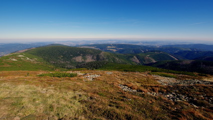 Fototapeta na wymiar Piękny krajobraz z Karkonoskiego Parku Narodowego, najwyższego pasma Sudetów, Karkonoszy