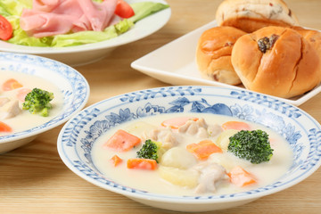 クリームシチューの食卓