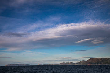 Lentikularwolken üder der Küste von Wales