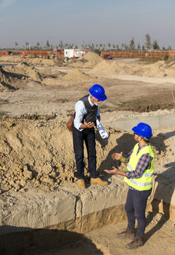 Engineer and worker at building site