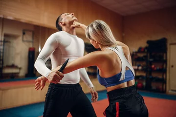 Photo sur Plexiglas Arts martiaux Woman makes punch to the throat, self-defense