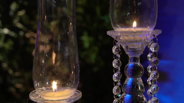 velas en candelabros en una decoraci&oacute;n de Bodas