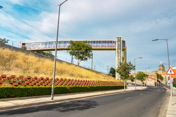 Obraz premium Pasarela urbana peatonal en Puertollano, Ciudad Real, España
