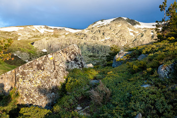 Macizo de Peñalara con nieve en un día nublado de primavera. Madrid. España. Europa.