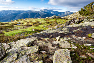 Parque Nacional de Peñalara en un soleado día de primavera y Cuerda Larga al fondo. Madrid. España. Europa. 