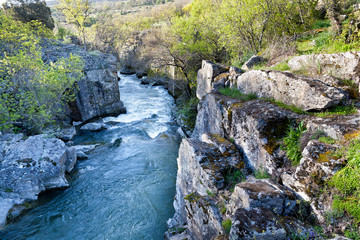 Rio Lozoya encajonado entre rocas en la Sierra de Guadarrama. Lozoya del Valle. Madrid. España....