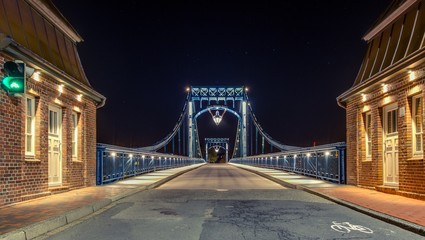 Obraz premium Drehbrücke in Wilhelmshaven bei Nacht