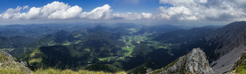 Obraz premium The corner of the cliff and view on the valley