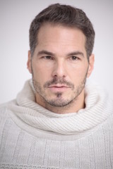 Obraz premium Man in a white sweater is watching