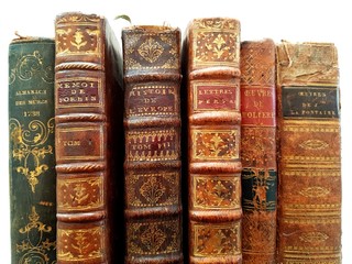 Livres antiques aux bords abîmés 