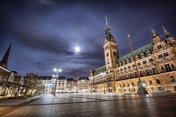 Hamburg nocą w świetle księżyca widok woda