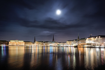 Hamburg nocą w świetle księżyca widok woda © Anna Mazur
