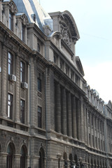 Obraz premium Old houses and their details in ancient Bucharest. Old architecture. Today's shooting