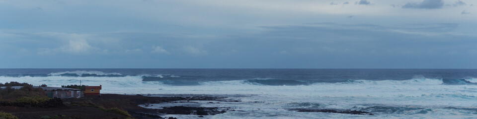Fototapeta na wymiar Panorama of big waves.