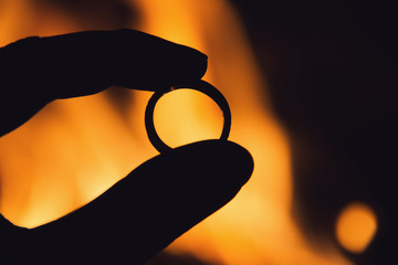 силуэт кольца на фоне огня © falafelya