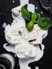 Freschissime mozzarelle fiordilatte con basilico su lastra di ardesia nera © MyBionicEye