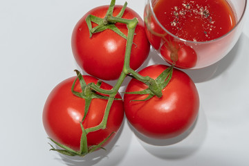 Tomatensaft im Glas mit frischen Tomaten 