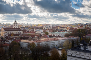 Fototapeta na wymiar Die Altstadt von Vilnius in Litauen unter einem dramatischen bewölktem Himmel