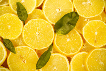 лимоны лежат дольки лежат на столе фоновое изображение 