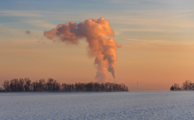 Sonnenaufgang im Winter über einem Kohlekraftwerk 
