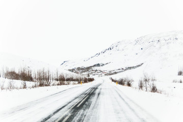Obraz premium Beautiful and dangerous driving road in winter snow Iceland