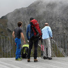 wanderer im kleinwalsertal