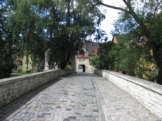 Johannesbrücke mit Heiligenfigur und Stadttor in Berching