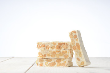 Turrón duro en la mesa de madera