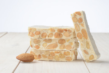 Turrón duro en la mesa de madera