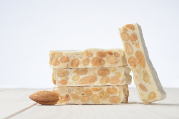 Turrón duro en la mesa de madera