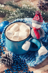 Obraz na płótnie Canvas Blue mug of coffee with marshmallow