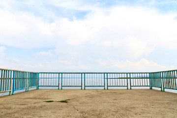 Obraz premium fence and a huge blue sky with clouds