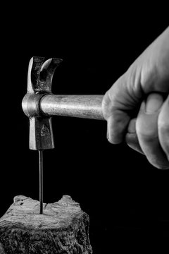 Martillo clavando un clavo