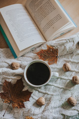 Naklejka na ściany i meble Jesienna kawa i czytanie