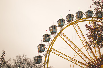 ein Riesenrad auf einem Jahrmarkt im Herbst