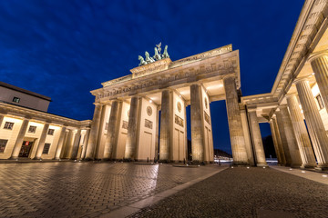 Beleuchtetes Wahrzeichen von Berlin bei Nacht