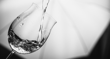 Wasser im Weinglas