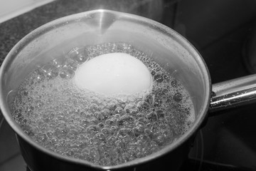 Ei im Wasser hart kochen