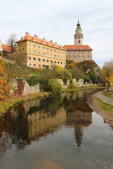 Fototapeta na wymiar Cesky Krumlov castle and reflection on the water