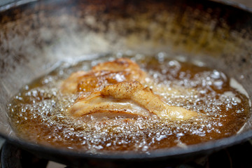 Fried chicken in hot oil and boiling in pan