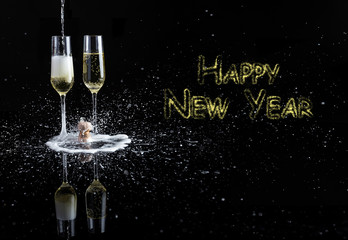 Silvester - Champagner Gläser mit Korken und Glückwünsche für das neue Jahr in goldener Schrift