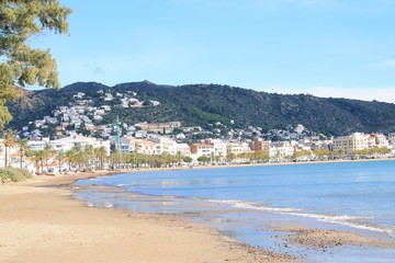 Fototapeta na wymiar Beautiful beach of Roses, Mediterranean town located on the Costa Brava, in Catalonia, Spain