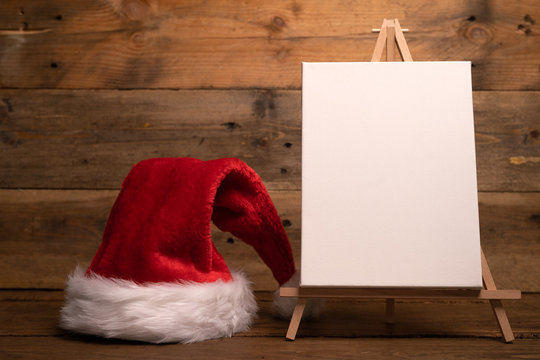 Weihnachtsm&uuml;tze mit blanker Tafel f&uuml;r Schrift auf Holz Botschaft vintage