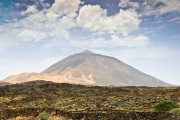 Ruhender Vulkan Teide mit vulkanischer Landschaft im Vordergrund
