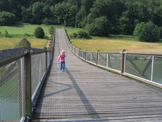 Kind auf endloser Holzbrücke bei Essing